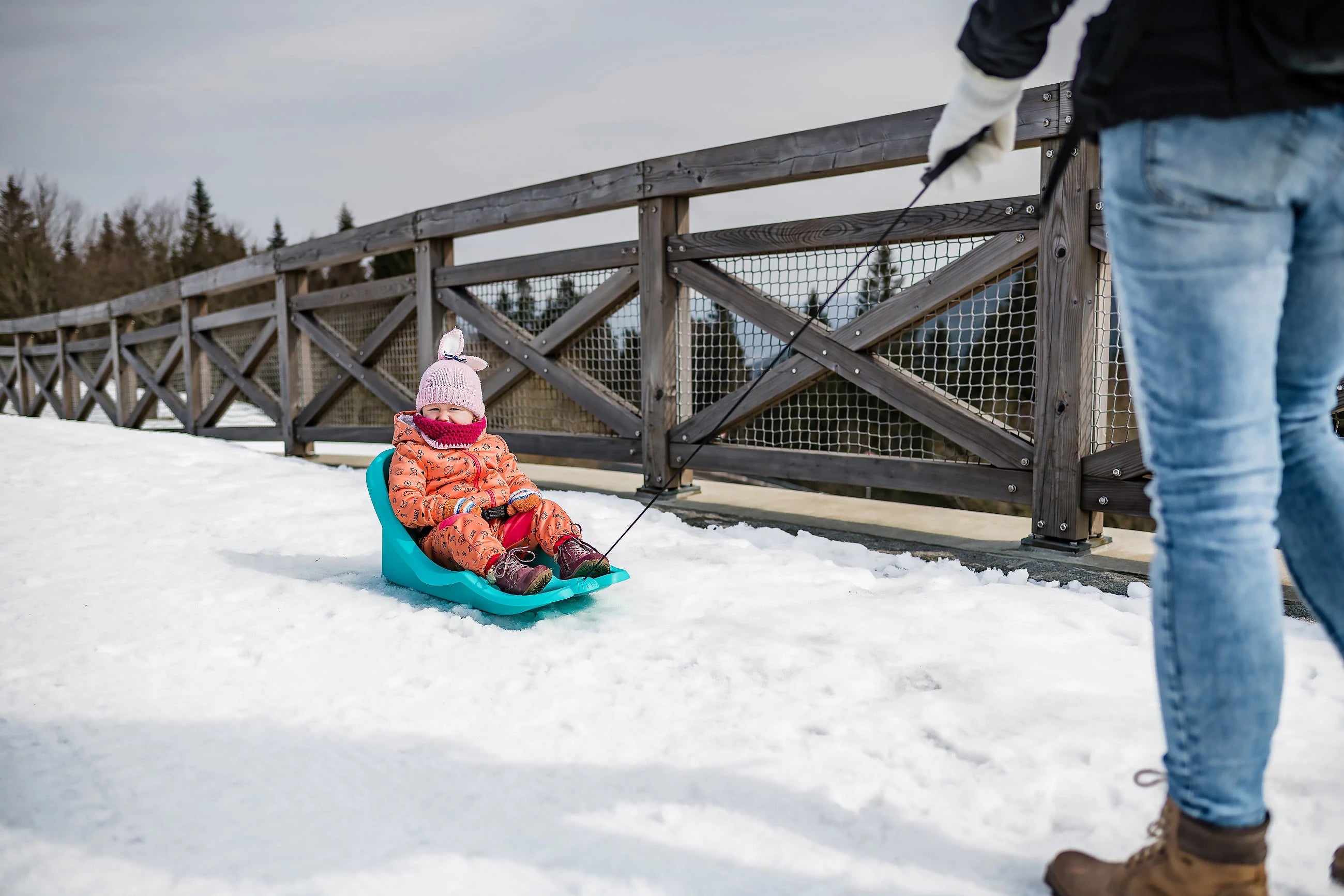 Baby sled with safety harness and pull rope Powershot