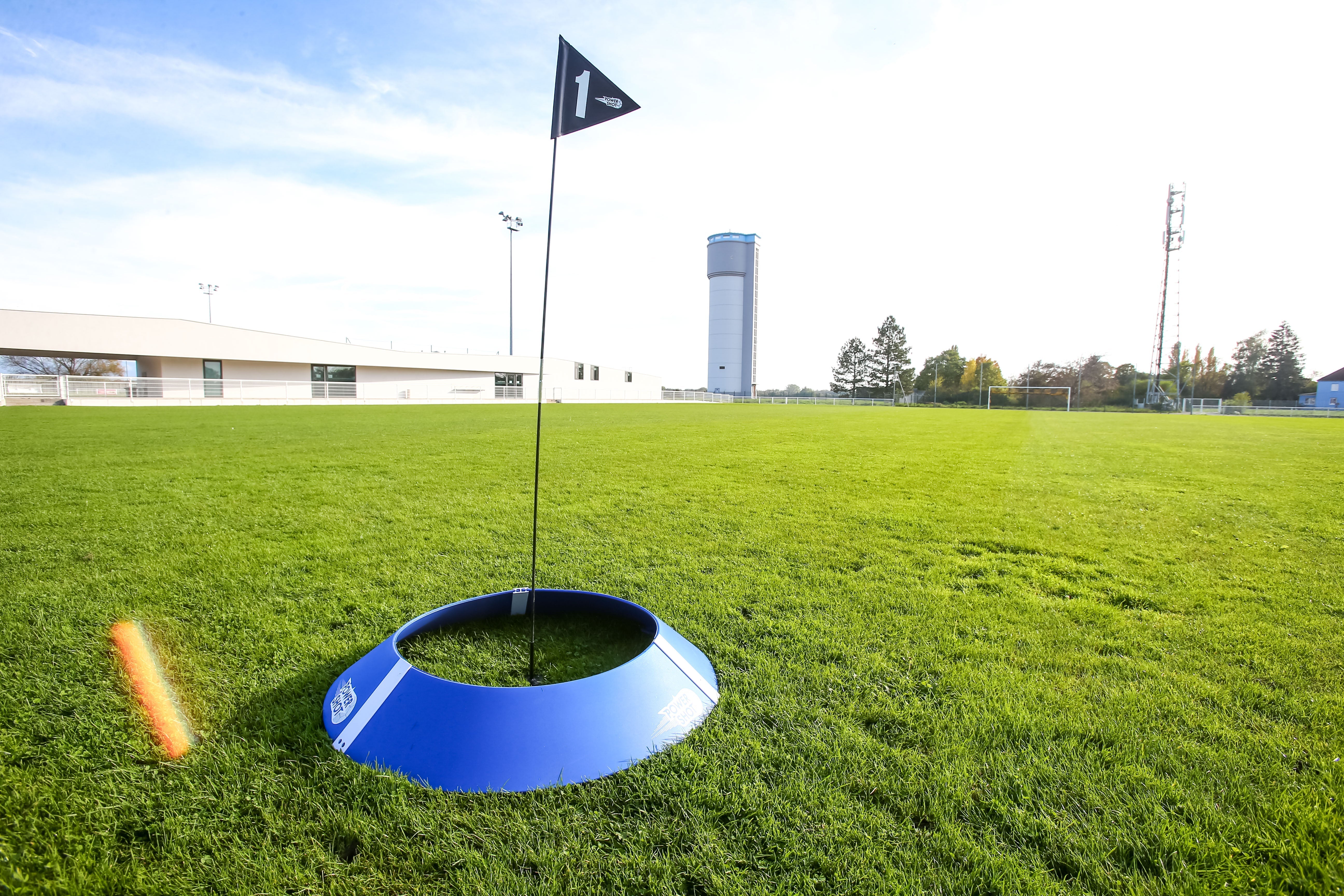 Kit de objetivos de FOOT GOLF con base y bandera - ¡Ideal para practicar la precisión de los pases!