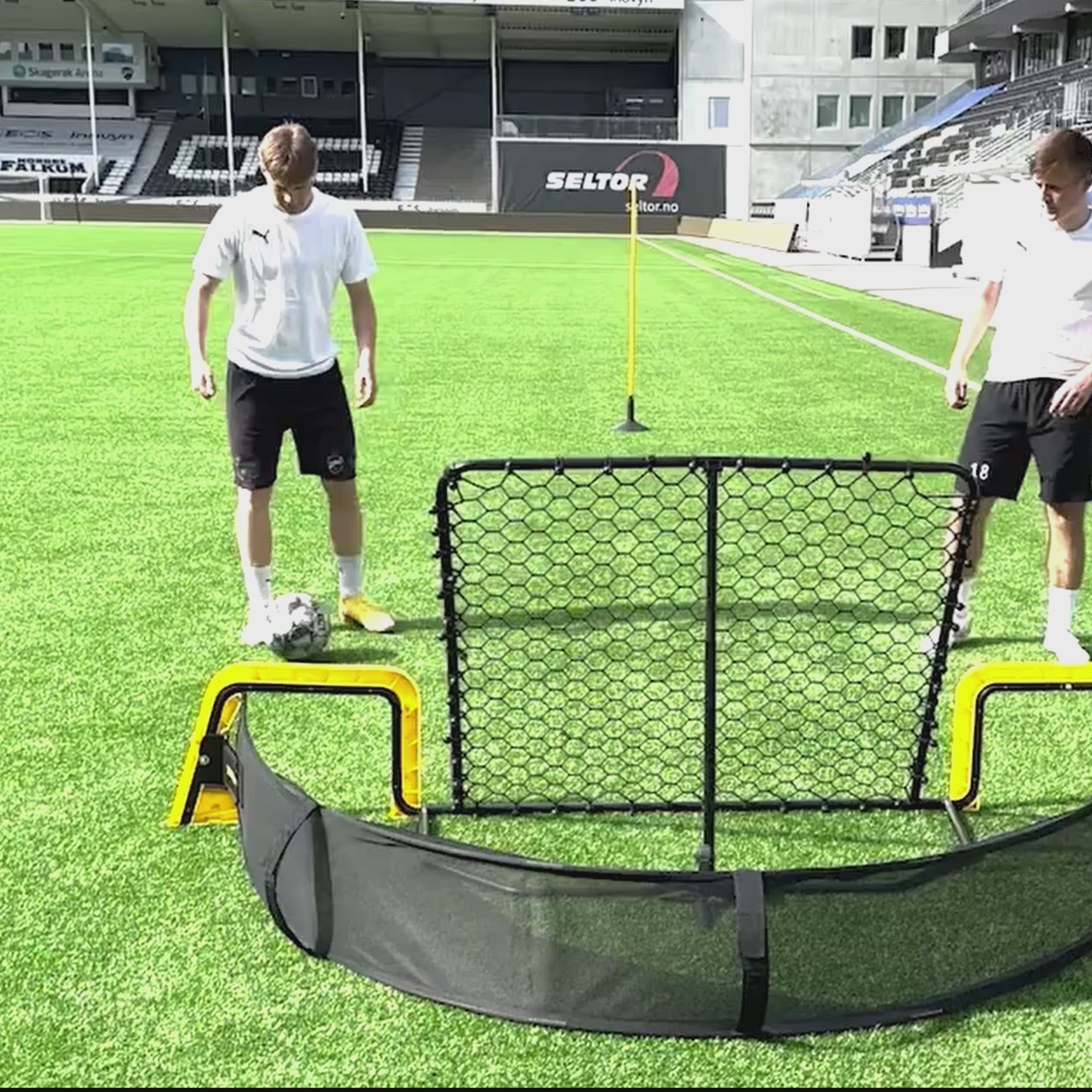 The Footballmaster® PLAY Junior