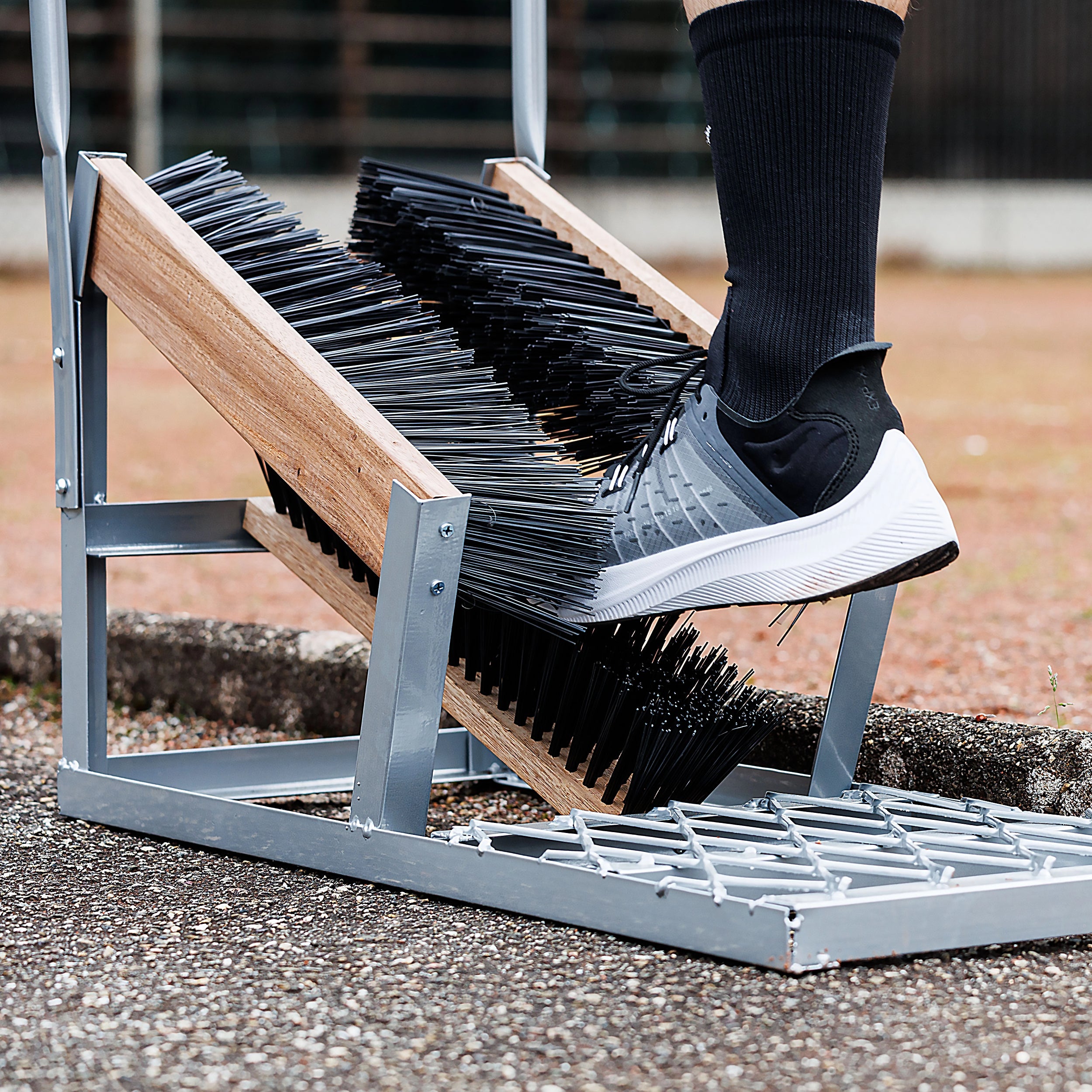 Shoe brush for sports fields with support handle Carrington